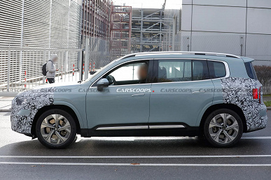 Mercedes-GLB 2026 показали на фото: новый дизайн, &laquo;звёздная&raquo; крыша и MBUX Superscreen